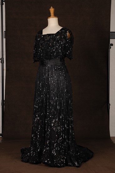 Theatrical costume : 1900 black sequined dress