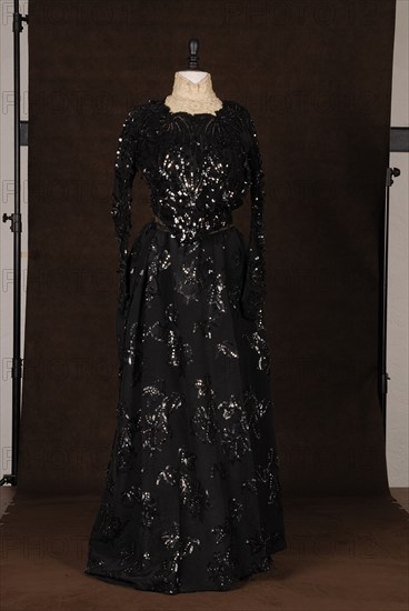 Theatrical costume : 1900 sequined dress