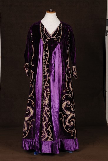 Theatrical costume : 1900 dressing gown
