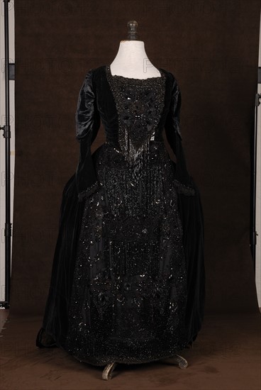 Costume de théâtre : robe style Louis XIV noire
