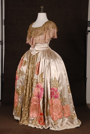 Costume de théâtre : robe style Louis XV en satin