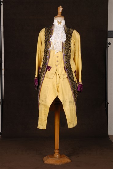 Theatrical costume : yellow Louis XVI style costume