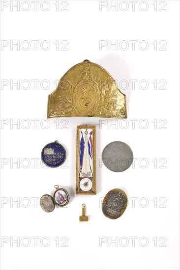 Ensemble de plaques, médailles et médaillons de l'époque révolutionnaire et du 19e siècle
