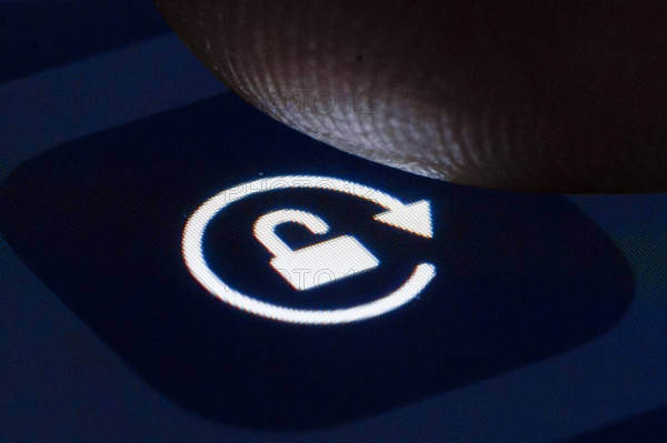 Das Symbol zum Thema Datenschutz. Ein Vorhaengeschloss wird auf einem Smartphone angezeigt. Berlin, 12.03.2020 Berlin D