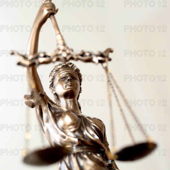 Eine Figur der Justitia mit verbundenen Augen und Waage ind er Hand Justitia ist die Personifikatio