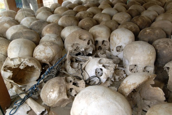 Bildnummer: 59874346 Datum: 29.03.2008 Copyright: imago/epd
Totenschädel in der Gedenkstätte Choeung Ek südlich von Phnom Penh (Kambodscha) am 29.3.2008. Der ehemalige Ort von Massenhinrichtungen erinnert heute an den Völkermord des Pol Pot-Regimes. Dem Terror-Regime der Roten Khmer sind zwischen 1975 und 1979 rund zwei Millionen Menschen zum Opfer gefallen. DER ABDRUCK DES EPD-FOTOS IST HONORARPFLICHTIG! Gedenkstätte Choeung Ek bei Phnom Penh (Kambodscha) 03 xcb x0x 2008 quer Killing Fields Asien Kambodscha Phnom Penh Justiz Kriminalität Mord Kultur Denkmäler Politik Menschenrechte Folter
59874346 Date 29 03 2008 Copyright Imago epd Skull in the Memorial Choeung EK south from Phnom Penh Cambodia at 29 3 2008 the former Place from Mass executions recalls Today to the Genocide the POL Pot Regime the Terror Regime the Red Khmer are between 1975 and 1979 Around Two Million People to Victims fallen the Imprint the epd Photos is Memorial Choeung EK at Phnom Penh Cambodia 03 x0x 20...