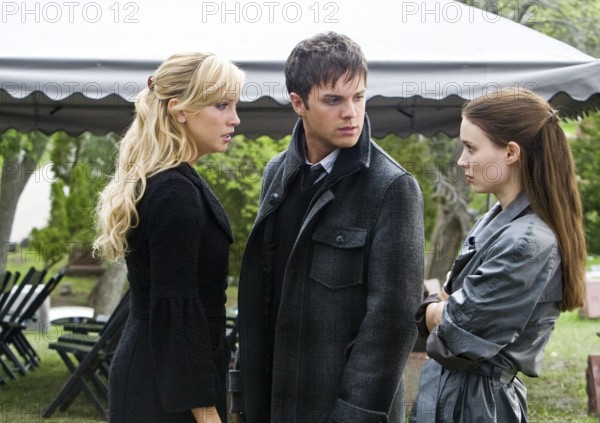 L r KATIE CASSIDY as Kris THOMAS DEKKER as Jesse and ROONEY MARA as Nancy in New Line Cinema’s ho