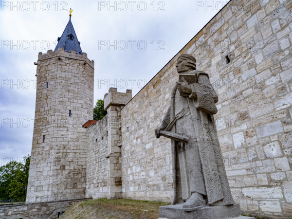 Denkmal des Theologen und Reformtors Thomas Müntzer (ca. 1489-1525) am Frauentor der Stadtmauer von Mühlhausen, 1957 vo