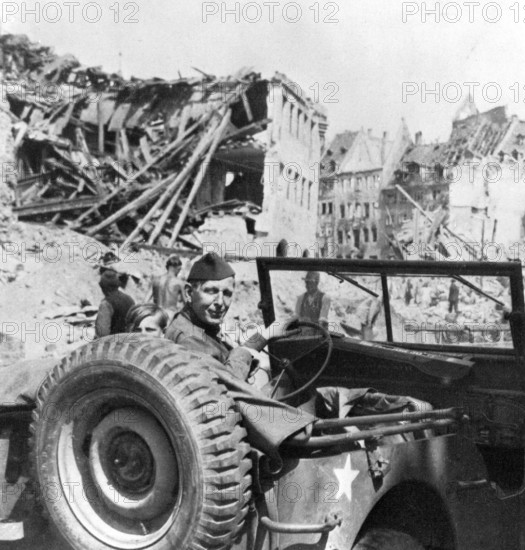 Bildnummer: 55852917 Datum: 01.01.2011 Copyright: imago/United Archives
W H Auden (1907-1973) amongst the ruins of Nuremberg, May 1945. W H Auden, The Life of a Poet, by Charles Osborne. Local Caption Mono Print kbdig 2011 quadrat Poet Poetry W H Auden Wystan Hugh Auden 20th century Twentieth century English Critic Writer European Man Male Men Prominent persons Adult Literature Literary arts Clothes Clothing White Portrait Author Great Britain British United Kingdom Ruins Truck Nuremberg Germany Uniform Hat War and Military Damage Aftermath Charles Osborne Driving Vehicle World War Two World War 2 World War II
Bildnummer 55852917 Date 01 01 2011 Copyright Imago United Archives w H Auden 1907 1973 amongst The Ruins of Nuremberg May 1945 w H Auden The Life of a Poet by Charles Osborne Local Caption Mono Print Kbdig 2011 Square Poet Poetry w H Auden Wystan Hugh Auden 20th Century Twentieth Century English Critic Writer European Man Male Men Prominent Persons Adult Literature Litera...