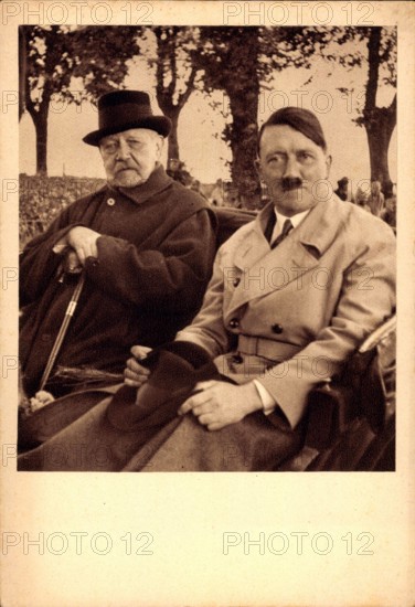 Reichspräsident Paul von Hindenburg mit Führer und Reichskanzler Adolf Hitler !AUFNAHMEDATUM GESCHÄTZT!