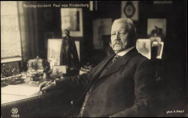 Reichspräsident Paul von Hindenburg am Schreibtisch AUFNAHMEDATUM GESCHÄTZT