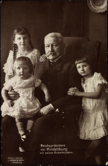 Reichspräsident von Hindenburg mit seinen Enkeln AUFNAHMEDATUM GESCHÄTZT