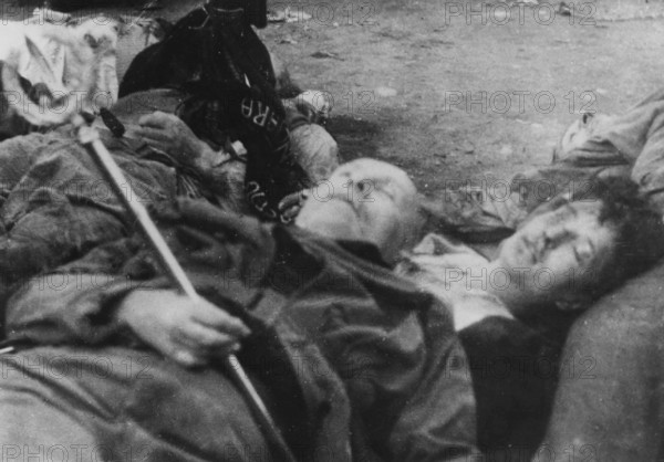 Bildnummer: 55850265 Datum: 28.04.1945 Copyright: imago/United Archives
WW2: Benito Mussolini lies dead in the public square of Milan, his head resting on the corpse of his mistress, Glara Petracci. In his hand is a Fascist Standard, placed there by Italian partisans. Mono Print kbdig 2011 quer Italians war in Italy 7. IA66347 174/17159 World War Two WWII o0 Zweiter Weltkrieg, Krieg, 2. !AUFNAHMEDATUM GESCHÄTZT!, people, Politik Leiche
55850265 Date 28 04 1945 Copyright Imago United Archives WW2 Benito Mussolini Lies Dead in The Public Square of Milan His Head RESTING ON The Corpse of His Mistress Glara Petracci in His Hand IS a Fascist Standard placed There by Italian Mono Print Kbdig 2011 horizontal Italians was in Italy 7 IA66347 174 World was Two WWII o0 Second World War II War 2 date estimated Celebrities politics Corpse