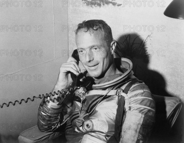 S62-04057 (24 May 1962) --- Astronaut M. Scott Carpenter, prime pilot for the Mercury-Atlas 7 (MA-7) mission, talks with