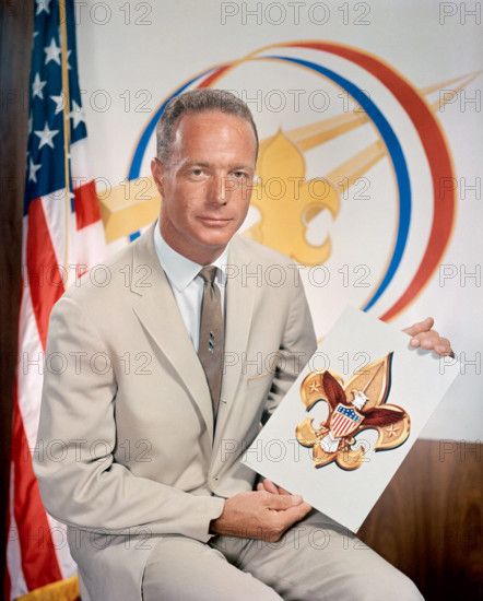 S62-05538 (October 1962) --- Portrait of astronaut M. Scott Carpenter in civilian clothes holding picture of the Boy Sco