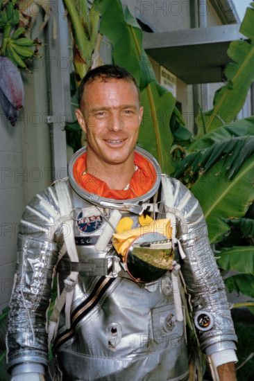 S64-36908 (1962) --- Portrait view of astronaut M. Scott Carpenter, wearing Mercury pressure suit, posing for pictures d