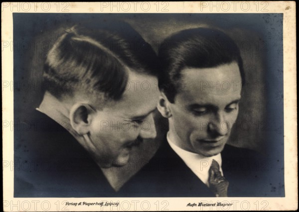 Adolph Hitler neben Joseph Goebbels lachend AUFNAHMEDATUM GESCHÄTZT