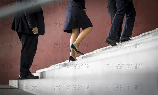 Symbolfoto zum Thema Frauen und Karriere. Eine Frau geht eine Treppe nach oben. Berlin, 29.06.2024. Berlin Deutschland *