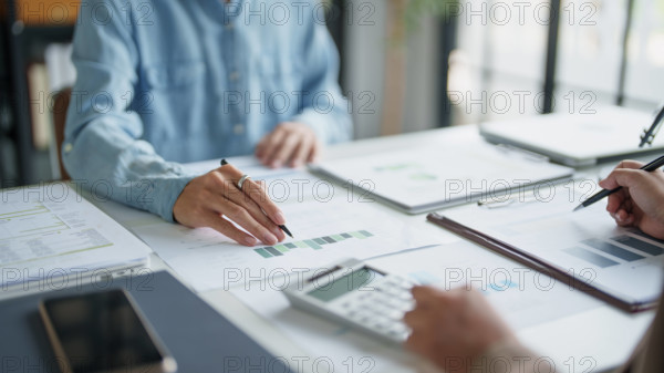 Serious Team Meeting Business Diversity Menschen in modernen Sitzungssaal Tagungsraum professionelle Arbeit Büro