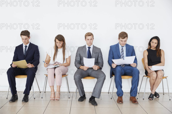 ernst,warten,bewerbung,gleichberechtigung,konzentriert,frauenquote *** serious,waiting,recruitment,equality,concentrated