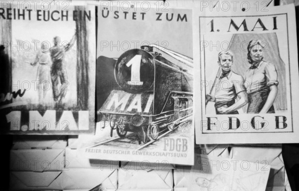 Vorbereitungen zum 1. Mai Plakate mit der Aufschrift Rüstet zum 1. Mai werden produziert als Vorbereitungen zum 1. Mai i