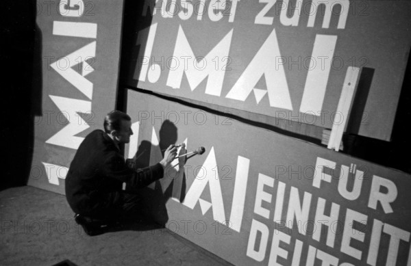 Vorbereitungen zum 1. Mai Schilder mit der Aufschrift Rüstet zum 1. Mai werden gemalt als Vorbereitungen zum 1. Mai in B