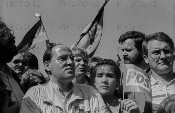Erster Mai DDR, Berlin, 30.04.1990, 1. Mai 1990, Kundgebung am Reichstag, Gregor Gysi, Genossen, Â *** First May GDR, Be