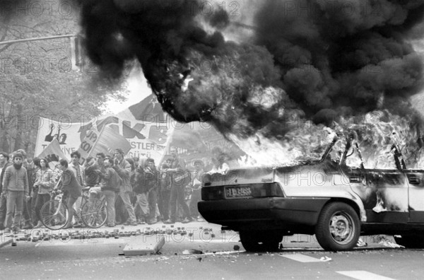 Brennendes Auto während der Ausschreitungen am Rande der Demonstration zum 1. Mai in Berlin-Kreuzberg