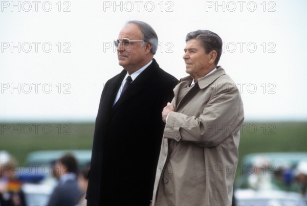 Bundeskanzler Helmut Kohl L Deutschland CDU und Präsident Ronald Reagan USA auf dem Friedhof i