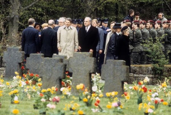 Bundeskanzler Helmut Kohl Mitte R Deutschland CDU und Präsident Ronald Reagan Mitte L USA bes