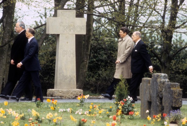Bundeskanzler Helmut Kohl L Deutschland CDU und Präsident Ronald Reagan 2R USA auf dem Friedho