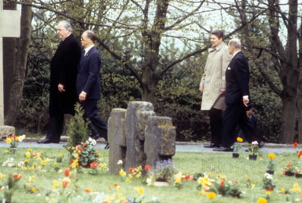 Bundeskanzler Helmut Kohl L Deutschland CDU und Präsident Ronald Reagan 2R USA besuchen einen