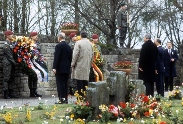 Bundeskanzler Helmut Kohl 3R Deutschland CDU und Präsident Ronald Reagan Mitte USA besuchen ei