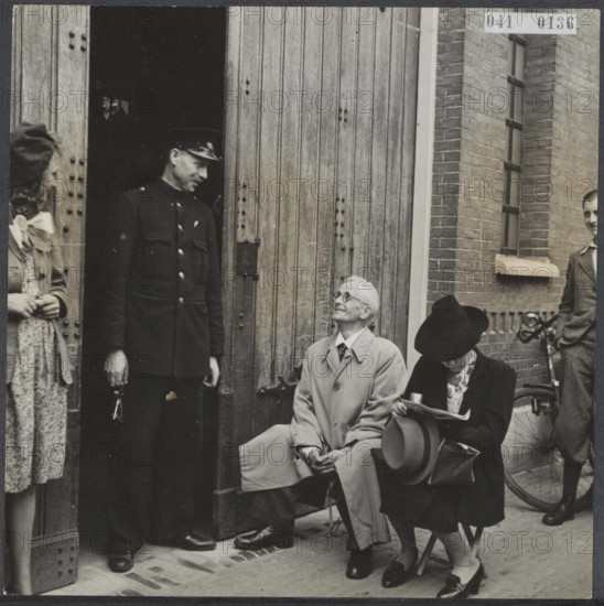 Elsevier photo collection. Food provision: Wageningen. This couple suffered a lot during the occupation. However, their