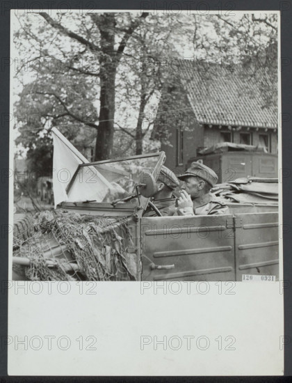 Photo collection Government information service. Preparations and negotiations to the capitulation in Wageningen. Cubicl