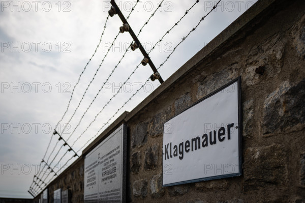 24.06.2023, xovx, Politik, Konzentrationslager Mauthausen / Österreich Gedenktafeln am Lagerzaun des Konzentrationslager