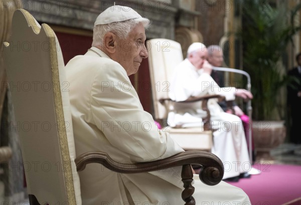 Papst Franziskus und sein zurueckgetretener Vorgaenger Benedikt XVI. (Foto) haben bei der Feier des 65. Priesterjubilae