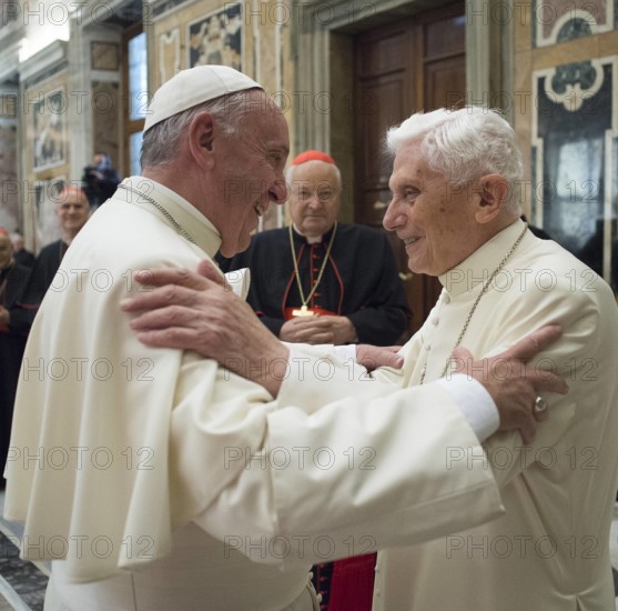 Papst Franziskus l und sein zurueckgetretener Vorgaenger Benedikt XVI r haben bei der Feier d
