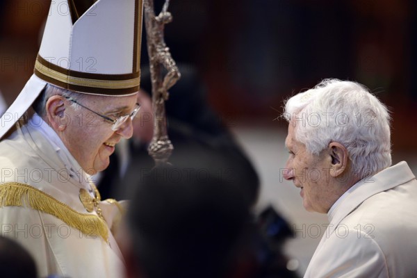 Vatikan Erhebung von 19 Bischöfen in den Kardinalsrang Papst Franziskus li und der emerierte