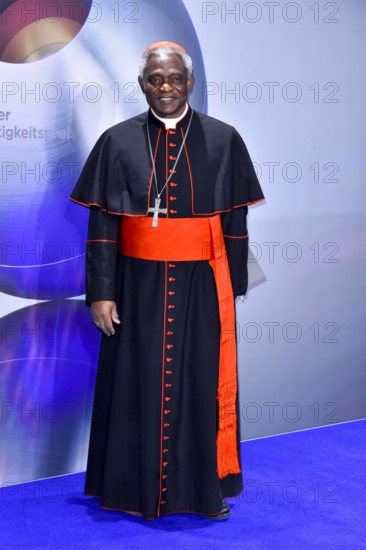 Peter Kodwo Appiah Kardinal Turkson ist ein Kurienkardinal der römisch-katholischen Kirche zu Gast auf dem blauen Teppich bei der Verleihung des Deutschen Nachhaltigkeitspreises Design 2021 im Maritim Hotel. Düsseldorf, NRW Deutschland *** Peter Kodwo Appiah Cardinal Turkson is a Curia Cardinal the Roman Catholic Church to Guest at the blue Carpet at the award Ceremony of Germans Sustainability Award Design 2021 at Maritim Hotel Düsseldorf, NRW Germany