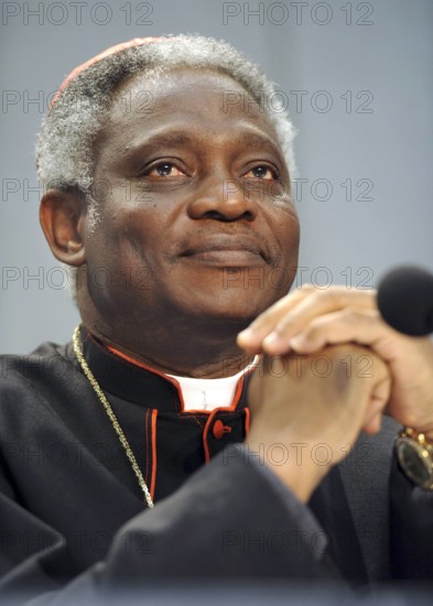 Bildnummer: 59741308 Datum: 18.10.2011 Copyright: imago/epd
Kardinal Peter Kodwo Appiah Turkson aus Ghana, Präsident des päpstlichen Rats für Gerechtigkeit und Frieden (Foto vom 18.10.2011). Nach dem Rücktritt von Papst Benedikt XVI. wurden in Rom Plakate mit einem Bild des Präsidenten des Päpstlichen Rats für Gerechtigkeit und Frieden geklebt. Die Botschaft: Wählt beim Konklave Peter Turkson . Der 64-jährige Kurienkardinal vereint in einer Person traditionelle Auffassungen in Fragen der Sexualmoral mit Kritik an neoliberaler Wirtschaftspolitik. Der farbige Kirchenmann aus Ghana gilt als umgänglich, theologisch nah an den Positionen des emeritierten Papstes Benedikt XVI. und aufgrund internationaler Erfahrungen zugleich als weltgewandt. Wenn es heißt, ein Kardinal aus Afrika könne Pontifex werden, wird sein Name zuerst genannt. Der spätere Erzbischof von Cape Coast und Vorsitzende der Bischofskonferenz seines Landes wuchs als viertes von zehn Kindern in einem Dorf in West-Ghana auf,...