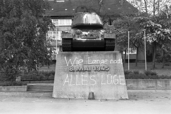 Panzer- Denkmal 30.05.1991, Chemnitz, Dresdner Strasse/ Frankenberger Strasse, Denkmal zum Tag der Befreiung am 8. Mai 1