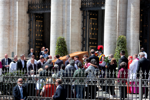 Der Sarg mit dem Leichnam von Papst Franziskus, wird in die Basilika Santa Maria Maggiore, in der der Papst beigesetzt w