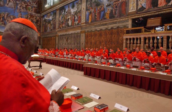 Bildnummer: 59488679 Datum: 18.04.2005 Copyright: imago/epd
Konklave zur Wahl des Papstes am 18.04.2005 in der die Sixtinischen Kapelle im Vatikan. Mit dem Rücktritt von Papst Benedikt XVI. wird die katholische Kirche vom Abend des 28. Februar an übergangsweise durch das Kardinalskollegium geleitet. Dieses tritt nach dem Ende eines Pontifikats durch Tod oder Amtsverzicht täglich zusammen, um die Amtsgeschäfte weiterzuführen. Dabei dürfen jedoch keine grundlegenden Änderungen beschlossen werden. Bereits bei der ersten Sitzung der Generalkongregation der Kardinäle wird das Datum für das Konklave beschlossen. Dieses muss zwischen dem 15. und dem 20. Tag nach dem Ende eines Pontifikats beginnen. Bis zur Wahl des Nachfolgers von Benedikt XVI. wird der Camerlengo der Heiligen Römischen Kirche, der Kämmerer, gemeinsam mit drei Kardinälen die materiellen Güter der Kirche verwalten. (Siehe epd-Bericht vom 12.02.2013) Der Fahrplan zur Wahl des neuen Papstes People xns x0x 2005 quer Kardinäle ...