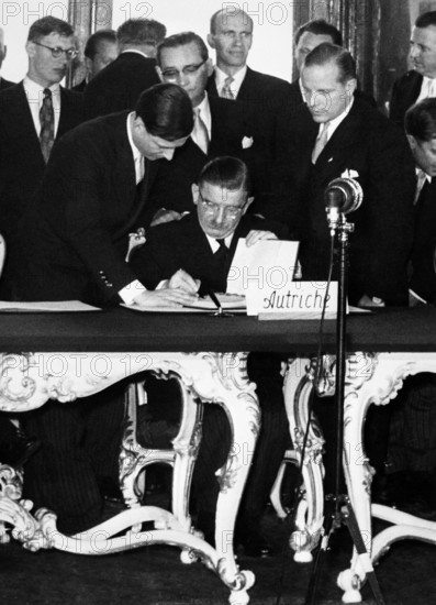 Bildnummer: 55881168 Datum: 01.01.1955 Copyright: imago/United Archives
Austrian Foreign Minister Leopold Figil signs the Austrian State Treaty for his country at the Belvedere Palace in Vienna . 17 May 1955 Mono Negative !AUFNAHMEDATUM GESCHÄTZT! kbdig 1955 hoch politics politician diplomat
Bildnummer 55881168 Date 01 01 1955 Copyright Imago United Archives Austrian Foreign Ministers Leopold Figil Signs The Austrian State Treaty for His Country AT The Belvedere Palace in Vienna 17 May 1955 Mono Negative date estimated Kbdig 1955 vertical POLITICS politician Diplomat