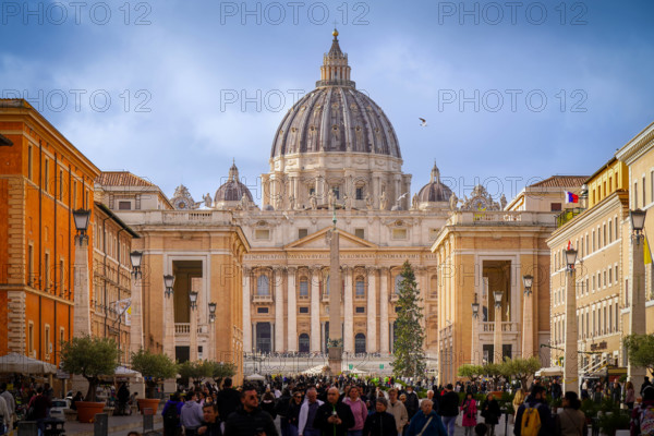 Vatikanstadt, Vatikan, Europa, Papst, Konklave, Petersdom, barocke Architektur, Obelisk, Menschenmenge, Touristen, Pilge