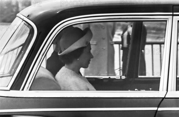 Queen Elizabeth II in Bonn bei ihrem Deutschlandbesuch 1965 *** Queen Elizabeth II in Bonn during her visit to Germany i