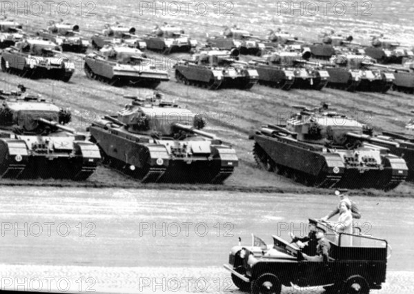 Bildnummer: 55886224 Datum: 01.01.1965 Copyright: imago/United Archives
Sennelager , W . Germany :Queen Elizabeth II and Prince Philip , standing in a land rover , review British Tanks in the Sennelager are today , during their State Visit to Germany . About 8 , 000 officers and men were reviewed by the Queen and watched by a crowd of 7 , 000 . More than 300 armored vehicles and trucks were in the roll - past . 26 May , 1965 Mono Book Illustration !AUFNAHMEDATUM GESCHÄTZT! kbdig 1965 quer 1940 , 40s , Forties 19th Century , Nineteenth Century Soldiers Tanks Uniform Adel GBR
55886224 Date 01 01 1965 Copyright Imago United Archives Sennelager w Germany Queen Elizabeth II and Prince Philip thing in a Country Rover REVIEW British Tanks in The Sennelager are Today during their State Visit to Germany About 8 000 Officers and Men Were reviewed by The Queen and watched by a Crowd of 7 000 More than 300 Armored VEHICLES and Trucks Were in The Roll Past 26 May 1965 Mono Book Illustration...
