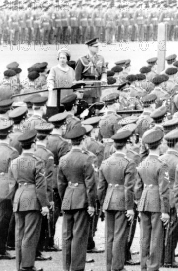 Bildnummer: 55886223 Datum: 01.01.1965 Copyright: imago/United Archives
Sennelager , W . Germany :Queen Elizabeth II and Prince Philip , standing in a land rover , review British Tanks in the Sennelager are today , during their State Visit to Germany . About 8 , 000 officers and men were reviewed by the Queen and watched by a crowd of 7 , 000 . More than 300 armored vehicles and trucks were in the roll - past . 26 May , 1965 Mono Book Illustration !AUFNAHMEDATUM GESCHÄTZT! kbdig 1965 hoch 1940 , 40s , Forties 19th Century , Nineteenth Century Soldiers Tanks Uniform Adel GBR
55886223 Date 01 01 1965 Copyright Imago United Archives Sennelager w Germany Queen Elizabeth II and Prince Philip thing in a Country Rover REVIEW British Tanks in The Sennelager are Today during their State Visit to Germany About 8 000 Officers and Men Were reviewed by The Queen and watched by a Crowd of 7 000 More than 300 Armored VEHICLES and Trucks Were in The Roll Past 26 May 1965 Mono Book Illustration...
