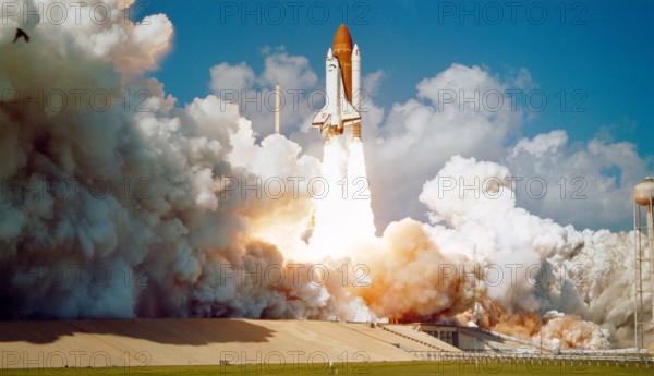 61A-S-018 (30 Oct 1985) --- A record-sized crew of eight persons is lifted toward Earth-orbit as the space shuttle Chall